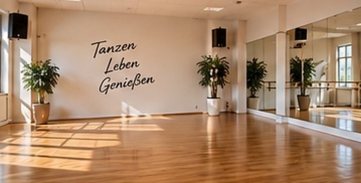 Heller Tanzsaal mit Parkett und Spiegelwand (Beispielbild)